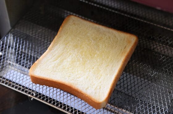 バターを塗った食パンを軽くトーストする