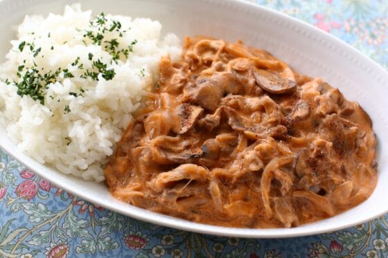 ご飯に合う濃厚な味わい！ビーフストロガノフ