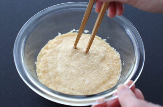 調味料を加えた長芋をよく混ぜる