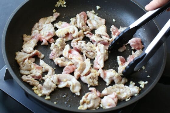 豚肉を加えて色がほぼ変わるまで炒める