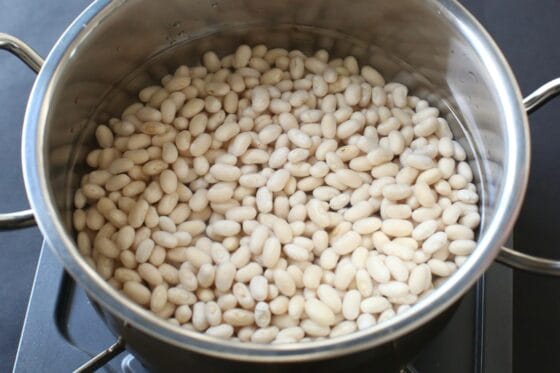 いんげん豆と戻し汁を鍋に入れる