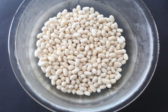 乾燥いんげん豆をボウルに入れて水に浸す