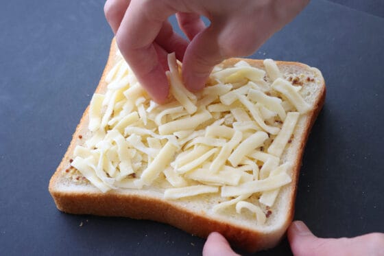 食パンにピザ用チーズをのせる