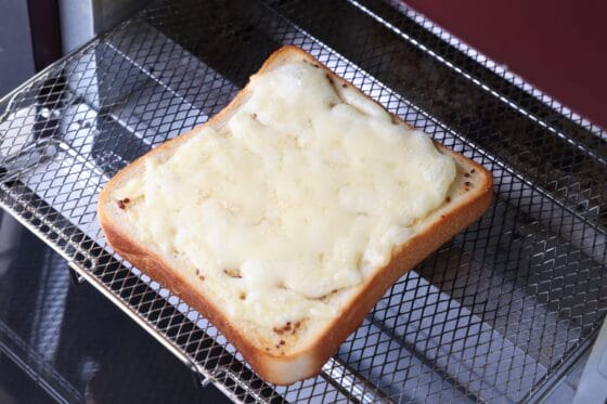 トースターで焼いたチーズトースト