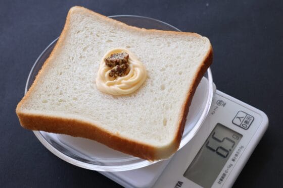 食パンをはかりにのせてマヨネーズと粒マスタードの重さをはかる