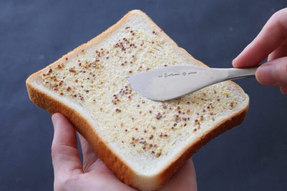 食パンにマヨネーズと粒マスタードを薄く広げる