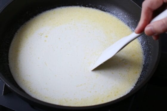 フライパンに生クリームと牛乳を加える