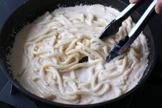 クリーム明太ソースをうどんに絡める