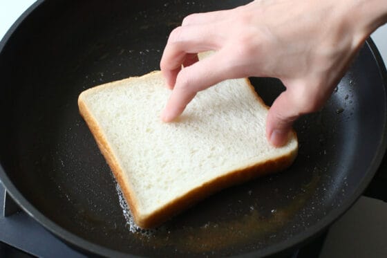 食パンをフライパンにのせ、焦がしバターを吸わせる