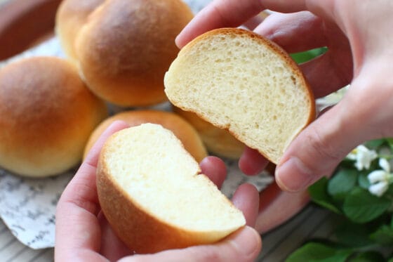 半分に切った手作りパン