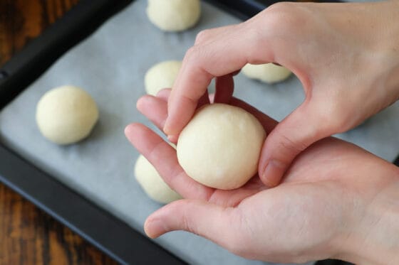 ベンチタイムを終えたパン生地を丸め直す