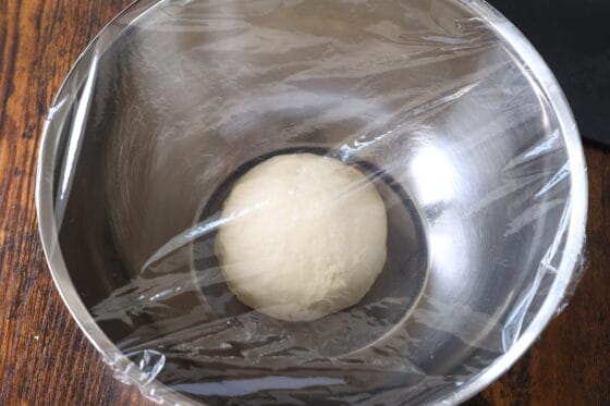 パン生地を丸めてボウルに入れ、ラップをして一次発酵させる