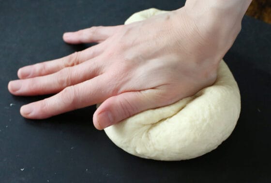パン生地を手でこねる