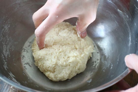 パン生地の材料に牛乳を加える