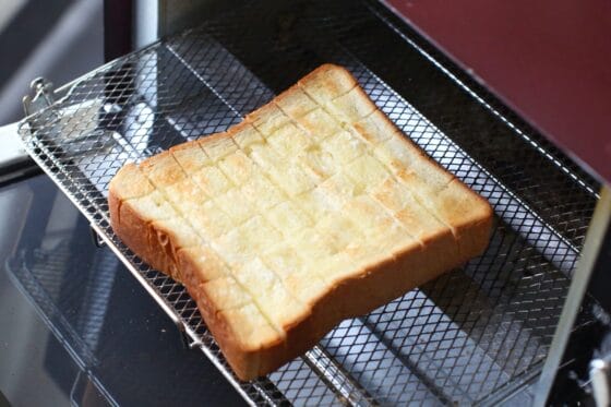 トースターでこんがり焼いた食パン