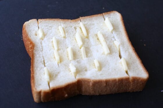 食パンの切り込みに薄く切ったバターを差し込む