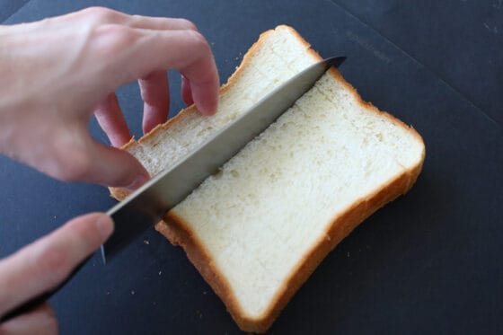 食パンの表面に包丁で格子状の切り込みを入れる