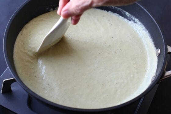 撹拌したキャベツと玉ねぎを鍋に戻し、牛乳を加えて煮る