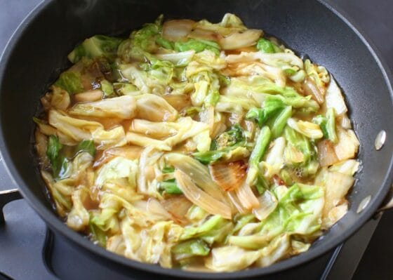 水とコンソメを加えてキャベツと玉ねぎを煮る
