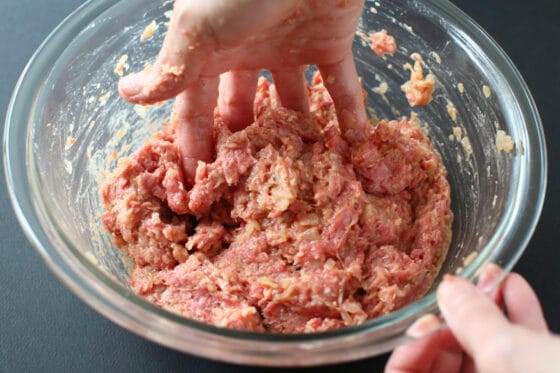 肉だねを混ぜる