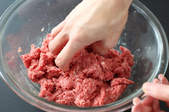 ひき肉に塩を加えて粘りを出す