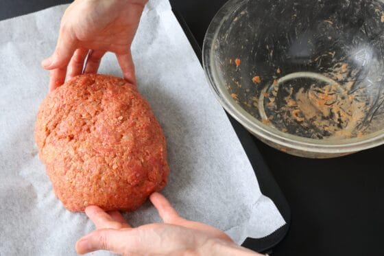 肉だねを楕円形に整えて天板に移す