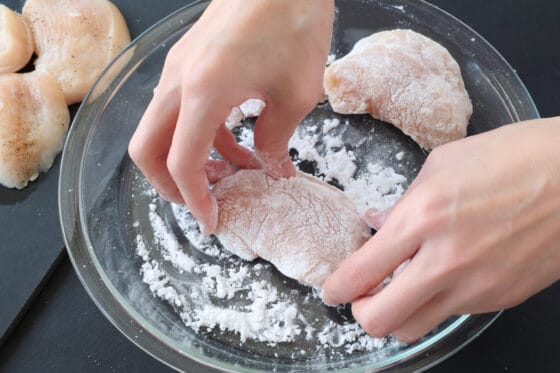 鶏胸肉に片栗粉を万遍なくまぶす