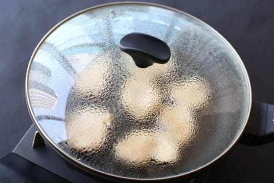 フライパンにフタをして鶏胸肉を酒で蒸し焼きにする