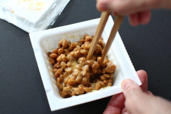 納豆に付属のたれとからしを加えて混ぜる