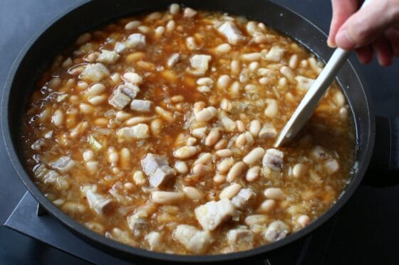 白いんげん豆と水と調味料を加える