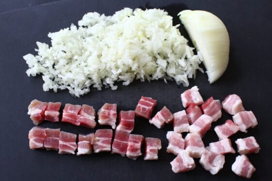 塩漬け肉をサイコロ状に切り、玉ねぎをみじん切りにする