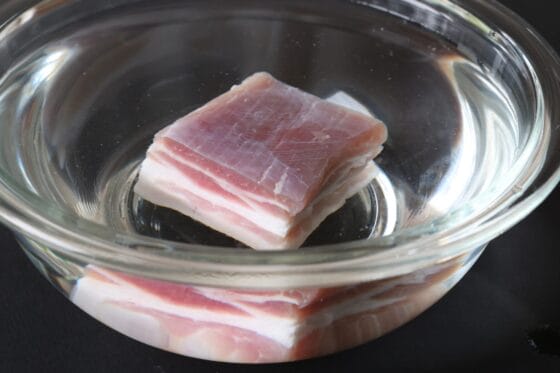 塩漬け肉を塩水に浸して塩抜きする