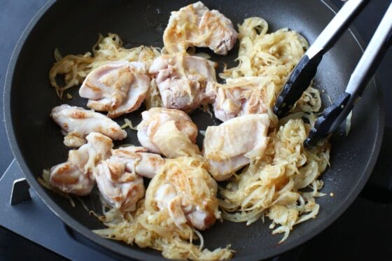 鶏肉を加え、表面の色が変わるまで炒める