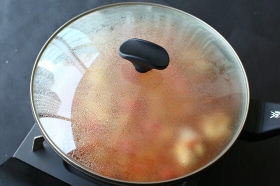 蓋をしてトマトカレーを煮る