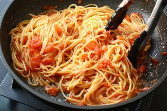 トマトソースとパスタを和える