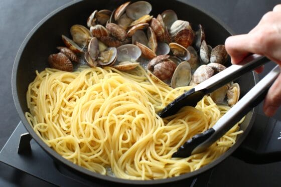 あさりを端に寄せてパスタにソースを絡める