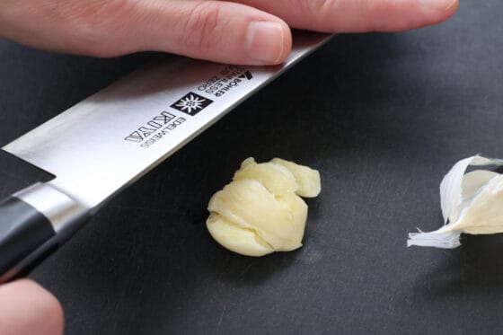 にんにくは皮をむいて包丁の腹で軽く潰す