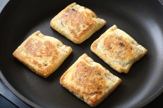 油揚げ納豆チーズをこんがりと焼く