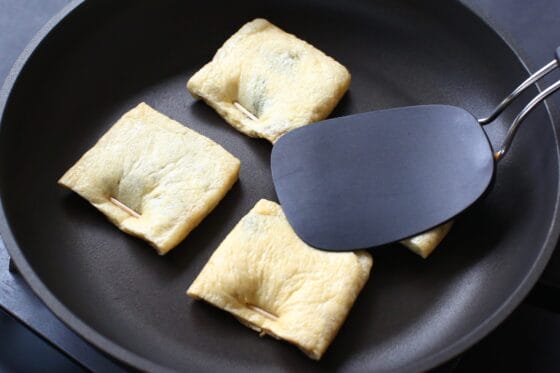 油揚げ納豆チーズをフライパンに並べる