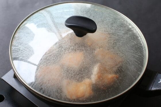 鶏肉に蓋をして焼く