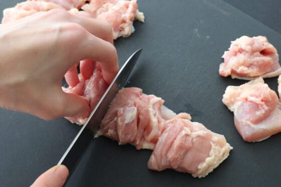 鶏肉を切る