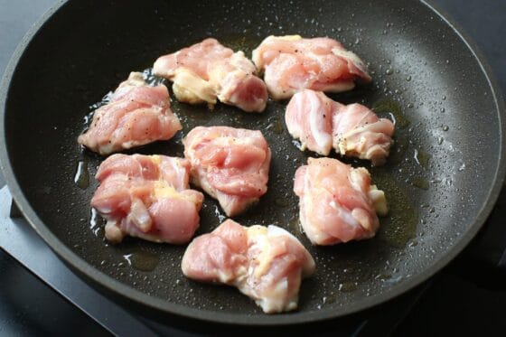鶏肉をフライパンに並べる