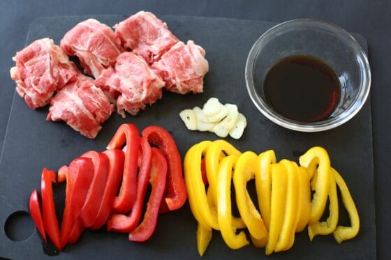 牛肉とパプリカとにんにくを切り、ソースを用意する