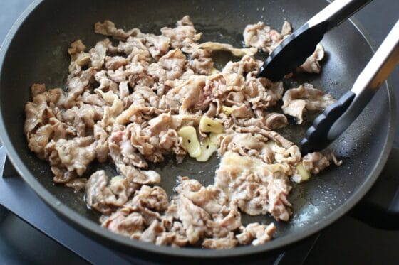 牛肉をフライパンに加えて炒める