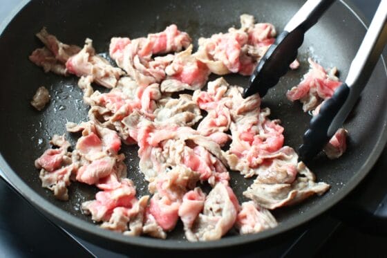 肉を炒める