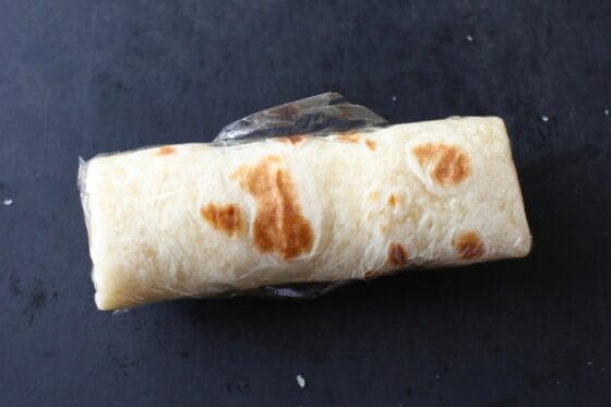ブリトーをラップで包んでレンジで温める