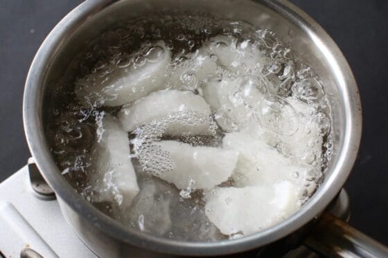 大根を鍋で下茹でしてアクを抜く