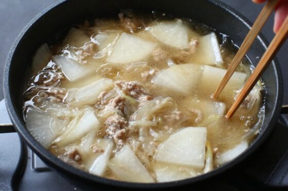 スープに醤油で味付けする