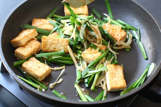 炒めた玉ねぎにニラと豆腐と調味料を加えて味を絡める