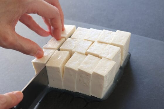 豆腐を切る